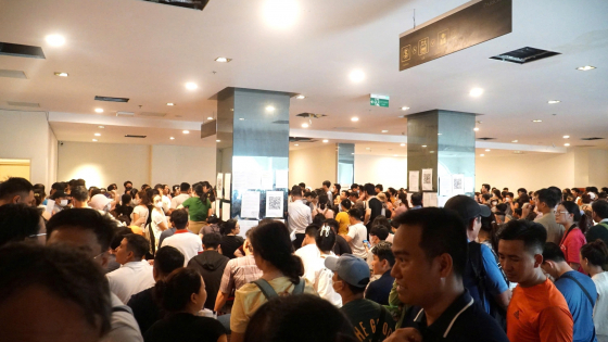 Cả ngàn người xếp hàng xuyên đêm chờ nộp hồ sơ mua nhà ở xã hội