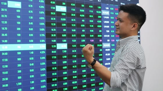 Điểm danh loạt cổ phiếu 'tím lịm' giữa 'biển lửa' trên TTCK