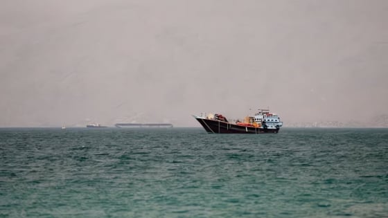 Mỹ lại tấn công Iran, giá dầu tăng vọt