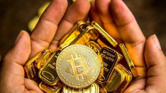 Giá vàng chinh phục đỉnh cao mới khi Bitcoin vượt 64.000 USD