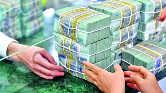 Tiền gửi vào hệ thống ngân hàng bất ngờ sụt giảm