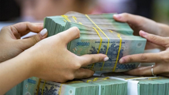 Lãi suất tiết kiệm thấp, vì sao tiền gửi vào ngân hàng tăng kỷ lục?