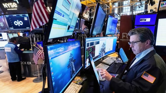 Iran phóng hàng trăm tên lửa đáp trả Israel, chứng khoán Mỹ hứng 'bão lửa'