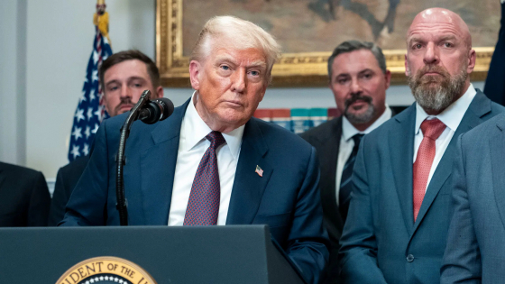 Chạy đua trước ‘giờ G’: TT Trump ký loạt thỏa thuận thương mại vào phút chót