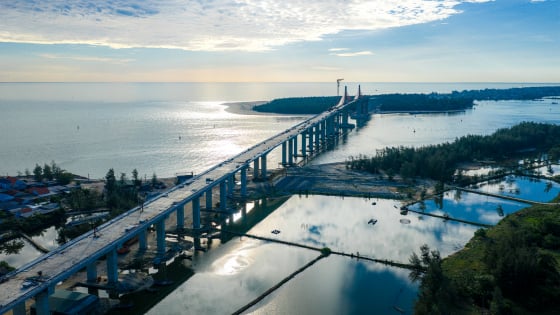Cầu vượt cửa biển dài nhất miền Trung sắp về đích