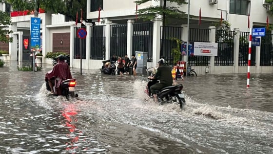 Sở Xây dựng Hà Nội: 'Nước dâng 30cm và quá 30 phút mới gọi là ngập úng'