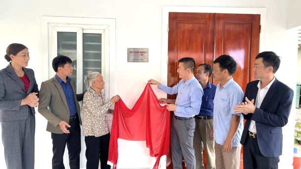 VietnamFinance Foundation bàn giao nhà tình thương cho bà Phan Thị Tích