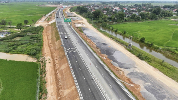 Thủ tướng thúc tiến độ hoàn thành 3.000km đường bộ cao tốc trong năm 2025