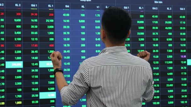 Vốn ngoại tái xuất, VN-Index 'sáng cửa' chinh phục mốc 1.300