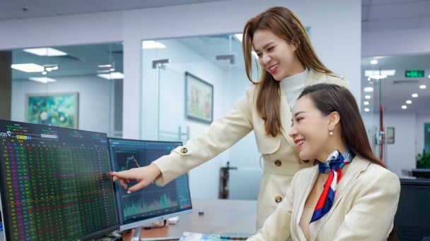 Dòng tiền 'nóng' đổ vào VIC – VHM, VN-Index vượt mốc 1.300 điểm