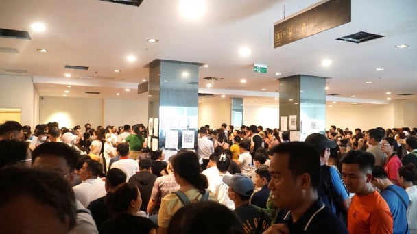 Cả ngàn người xếp hàng xuyên đêm chờ nộp hồ sơ mua nhà ở xã hội
