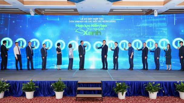 VinFast bắt tay 12 ngân hàng và tổ chức tài chính hỗ trợ người dân chuyển đổi sang xe điện