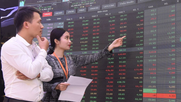  VN-Index vượt đỉnh lịch sử, nhóm chứng khoán 'bay cao'
