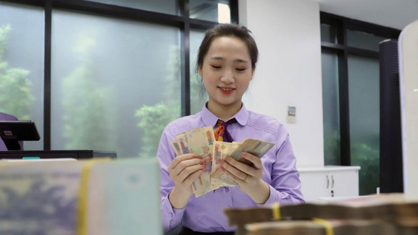 Loạt ngân hàng báo lãi lớn, cổ phiếu nhà băng bứt tốc từ đáy