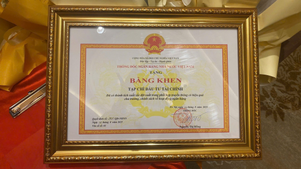 Thống đốc Ngân hàng Nhà nước tặng Bằng khen cho VietnamFinance nhân dịp 10 năm thành lập
