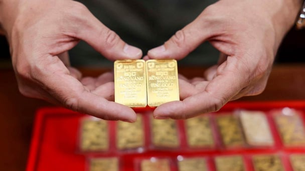 Liên tục tụt dốc, giá vàng SJC 'bốc hơi' vài triệu/lượng trong vài tiếng