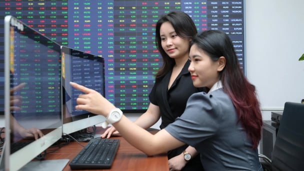 Tiền cuồn cuộn chảy vào nhóm bất động sản, VN-Index 'thoát hiểm' phút bù giờ