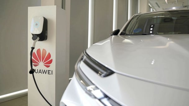 Huawei 'gây sốc' với pin sạc 5 phút, chạy 3.000km