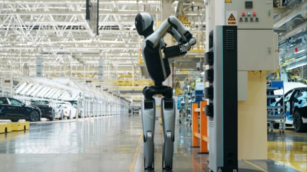 Đột phá robot hình người Trung Quốc: Tự thay pin, hoạt động liên tục 24/7