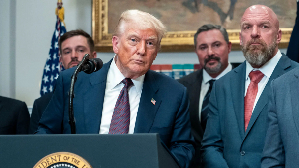 Chạy đua trước ‘giờ G’: TT Trump ký loạt thỏa thuận thương mại vào phút chót