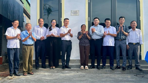 VietnamFinance bàn giao nhà tình thương cho bà Trần Thị Liễu ở Hà Tĩnh