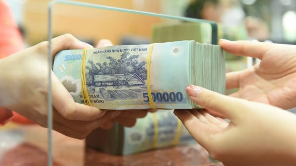 Lãi suất qua đêm vọt lên 13%/năm, trái phiếu ngân hàng gần 10%