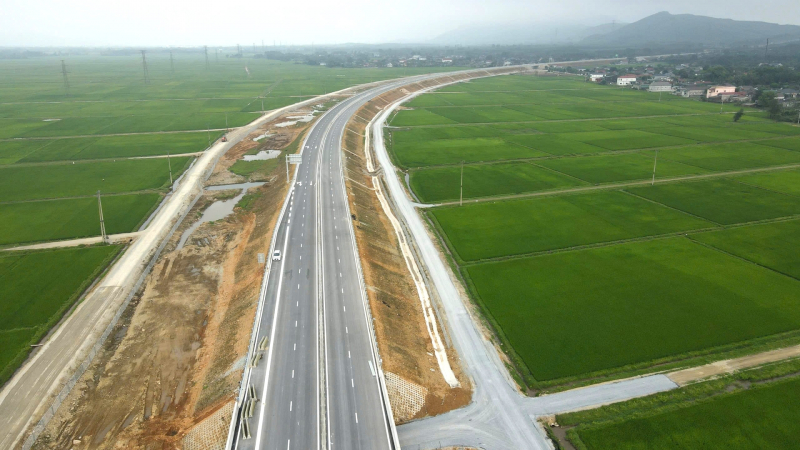 Ngắm cao tốc Bắc – Nam đoạn qua Hà Tĩnh trước giờ thông xe