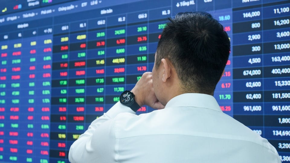 Nhà đầu tư 'sốc nhiệt' vì cổ phiếu tăng nóng đột ngột 'nguội lạnh'
