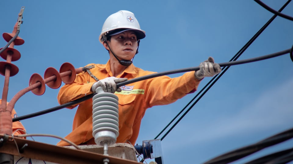 Từ ngày mai, giá điện bán lẻ tiếp tục tăng thêm 4,8%