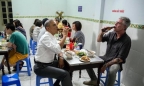 Bếp trưởng của Obama khoe ảnh uống bia ăn bún chả tại Hà Nội