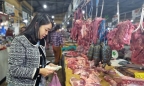 Chợ 30 Tết: Hàng thịt vắng khách, hoa và trái cây giảm giá hút người mua