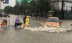 Đường phố Hà Nội thành ‘sông’ sau mưa, xe điện lại ghi điểm cộng