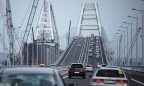 Mặc Ukraine ‘hù dọa’, xe tấp nập chạy qua cầu nối Crimea với lục địa Nga