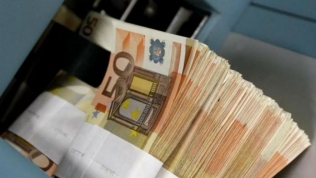 Euro tụt giá sau đợt tấn công Paris