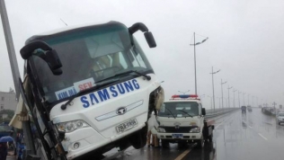 Mưa to đường trơn, xe chở công nhân Samsung trượt khỏi cao tốc