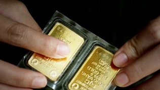 Giá vàng trong nước tăng nhanh hơn giá vàng thế giới: Người có ít tiền vẫn chọn cơ hội từ vàng?
