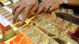 Vàng đã xuống dưới mốc 56 triệu, tiền nhàn rỗi có nên mua vào?