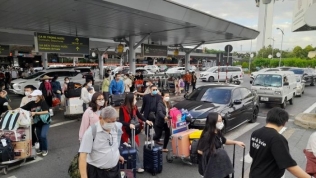 Ô tô vào sân bay Tân Sơn Nhất chịu 3 loại phí: Buộc tạm dừng thu tiền của khách