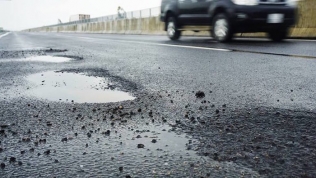 Đường cao tốc Đà Nẵng – Quảng Ngãi bị tố dùng bùn để đắp nền đường