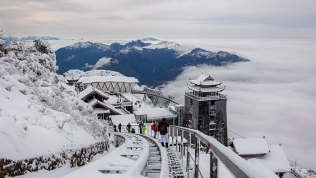 Du khảo: Ngắm đỉnh Fansipan huyền ảo trong tuyết trắng