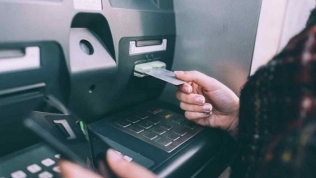 NHNN yêu cầu ưu tiên xử lý các trường hợp ATM 'nuốt' thẻ của khách hàng dịp Tết