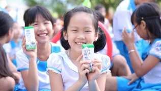 Vinamilk mang niềm vui uống sữa đến với trẻ em tỉnh Quảng Nam