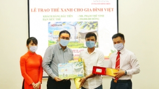 HDBank trao ‘Thẻ xanh cho gia đình Việt’ cho khách hàng đầu tiên