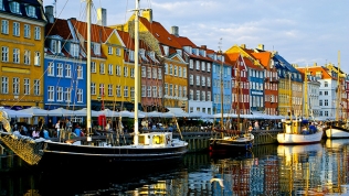 Đan Mạch cho tiền người mua nhà,  đánh thuế người gửi tiết kiệm