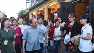 Thủ tướng Nguyễn Xuân Phúc 'đi bộ thăm phố cổ Hội An'