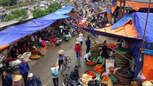 Một Phó Ban quản lý bị tạm đình chỉ công tác trong vụ 'bảo kê' ở chợ Long Biên