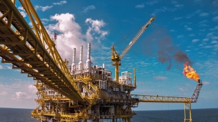 PVN đối mặt với sức ép giảm giá dịch vụ dầu khí