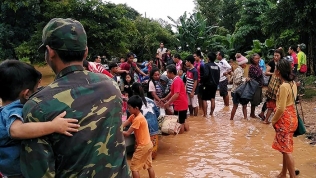 Cổ phiếu nhiều công ty lao dốc vì vụ vỡ đập thủy điện ở Lào