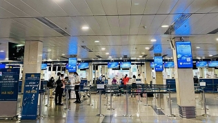 Sân bay Tân Sơn Nhất vắng hoe ngày mồng 1 Tết