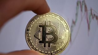 Bitcoin bất ngờ trượt giá